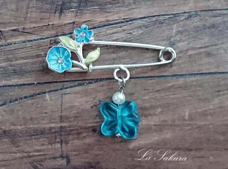 DFレジン着色のお花とピクシーウィングチェコガラスビーズのピンブローチ木目背景