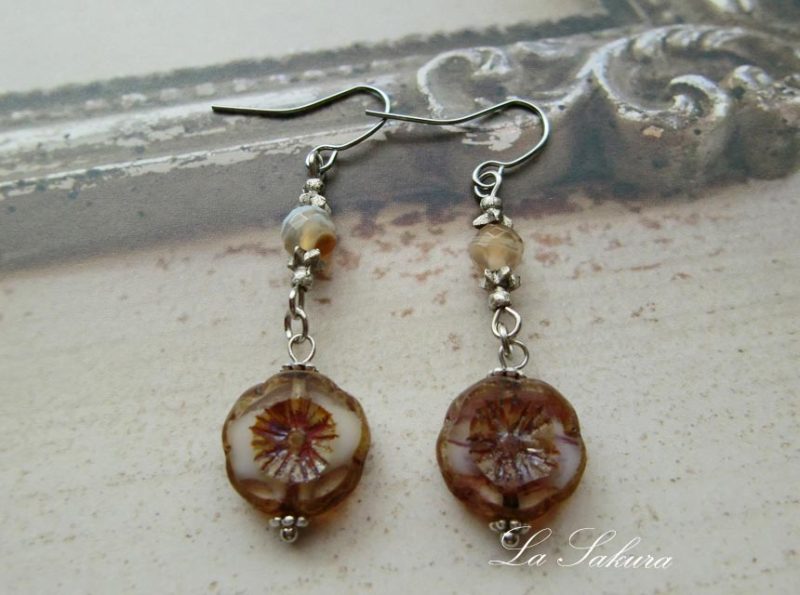 チェコビーズハワイアンフラワーと天然石ブラウンアゲートのピアス