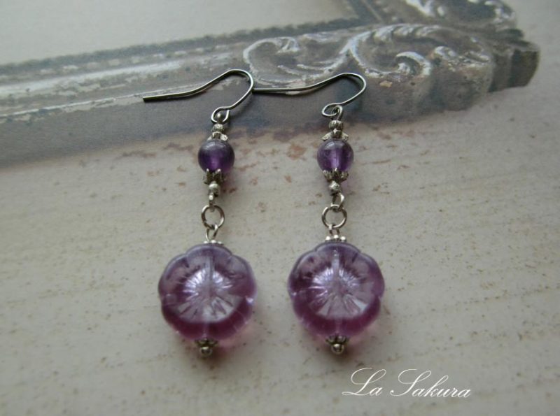 チェコビーズハワイアンフラワーと天然石アメジストのピアス