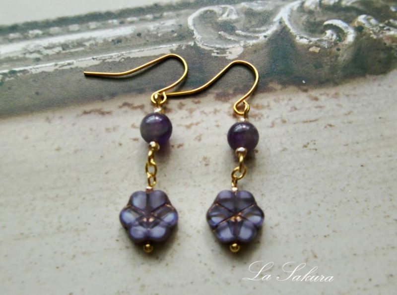 天然石アメジストとチェコガラス6弁花（ムーンリラ）のピアス