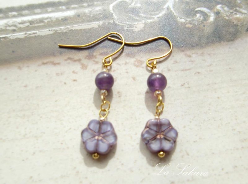 天然石アメジストとチェコガラス6弁花（ムーンリラ）のピアス