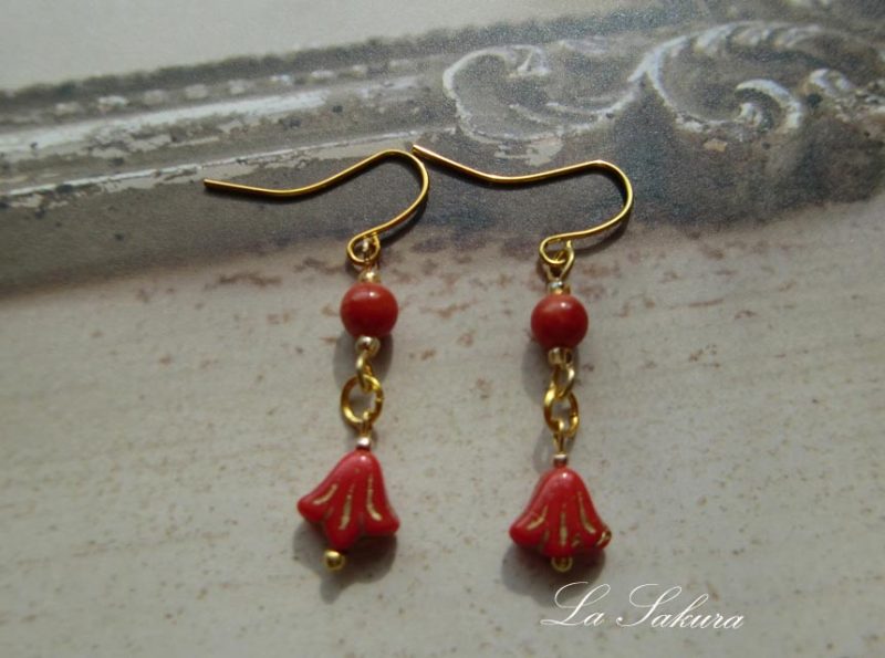 珊瑚（コーラル）とチェコガラスリリー（百合の花）のフックピアス