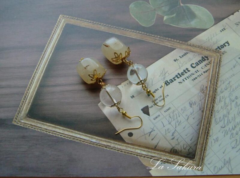 天然石水晶と琥珀風ビーズのピアス リーフ透かし ゴールド 内包物多め