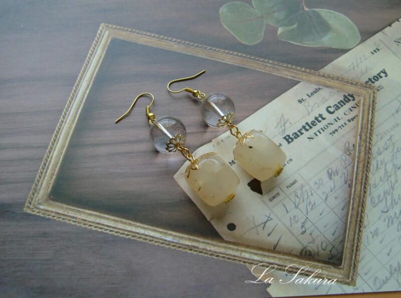 天然石水晶と琥珀風ビーズのピアス リーフ透かし ゴールド 内包物多め