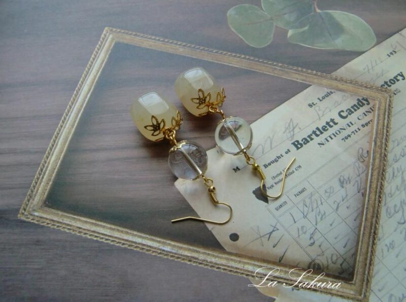 天然石水晶と琥珀風ビーズのピアス リーフ透かし ゴールド 内包物少な目