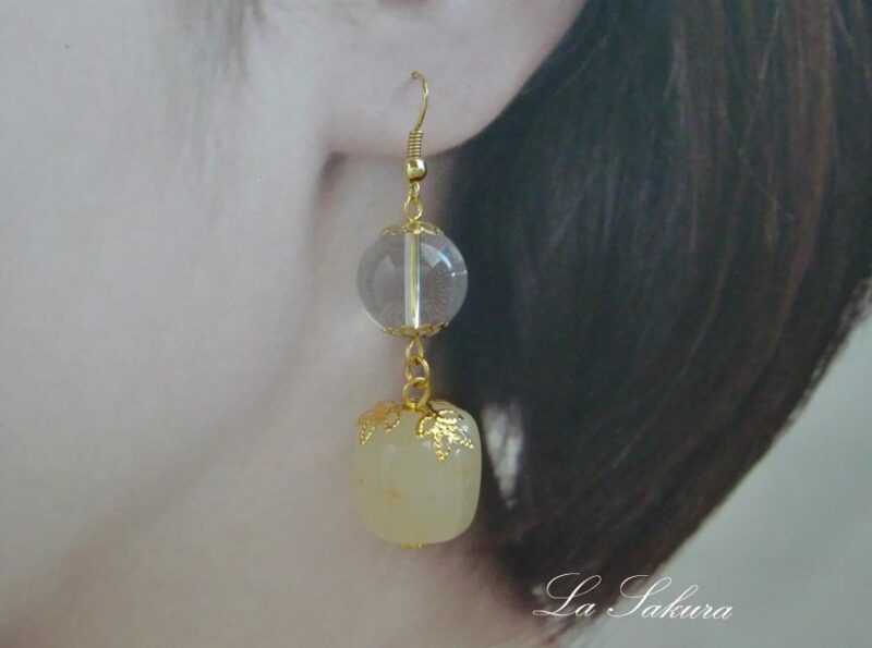 天然石水晶と琥珀風ビーズのピアス リーフ透かし ゴールド